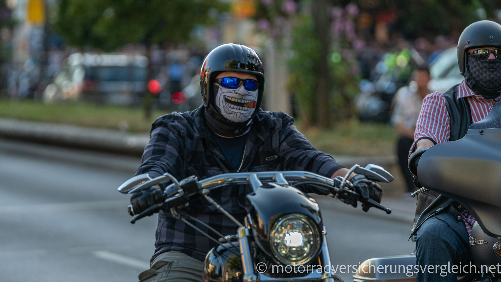 Biker mit Totenkopf-Maske