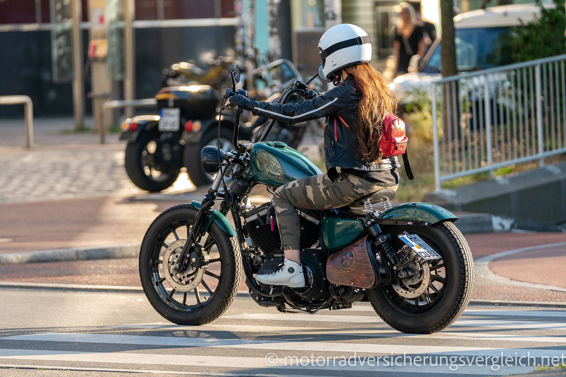 Bikerin auf Naked Bike